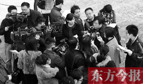 經(jīng)適房“下課”，公租房的申請、租金等備受關注，圖為鄭州市房管局規(guī)劃和住房保障處處長馮榮智被媒體記者“