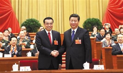 昨日，人大會(huì)議投票表決，決定李克強(qiáng)為國(guó)務(wù)院總理后，習(xí)近平和李克強(qiáng)親切握手。 新華社記者 蘭紅光 攝