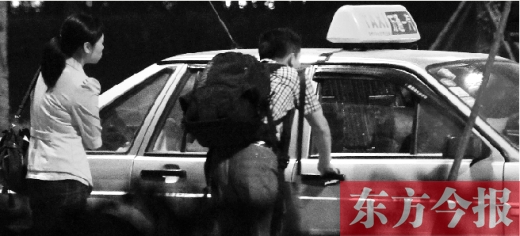 5月1日，記者夜探鄭州火車東站黑出租車，司機告知記者不打表40元，記者上車錄音取證