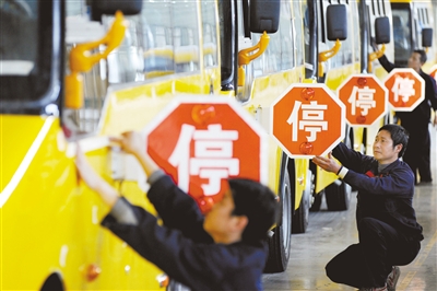 4月28日，江西上饒，江西博能上饒客車員工正在為銷往廣東客戶的訂單大鼻子校車做最后的質(zhì)量安檢。圖/CFP