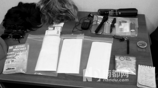 在福格爾身上發(fā)現(xiàn)的技術(shù)裝備和易容用具。