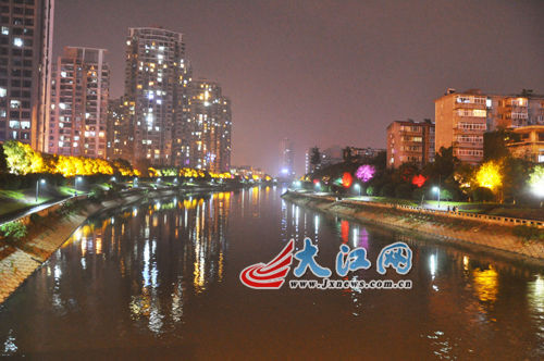 夜幕下的玉帶河，風(fēng)景很好，但是臭氣熏天。