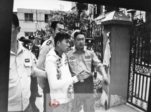 吳強(qiáng)指認(rèn)現(xiàn)場(翻拍),他是高胖雇用的殺手之一。