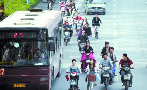 “電動車管理辦法”出臺后，市民騎電動車或許不會那么“隨意”（資料圖）　記者 趙卓/攝