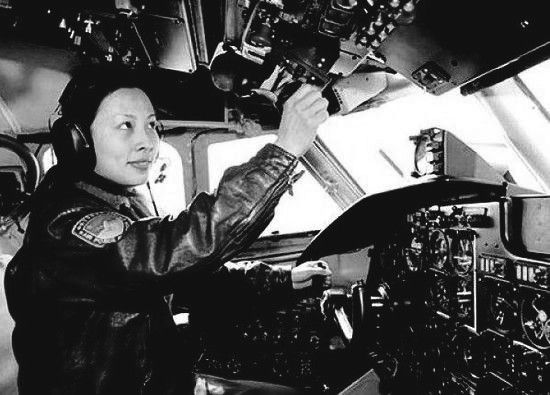王亞平開飛機(jī)時(shí)照片
