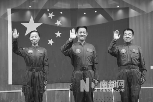 神舟十號(hào)航天員王亞平(左)、聶海勝(中)、張曉光(右)。 新華社發(fā)