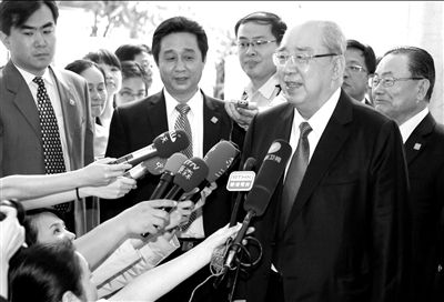 吳伯雄率國民黨大陸訪問團(tuán)抵達(dá)北京，在下榻的麗思卡爾頓酒店接受記者采訪。中新社發(fā)