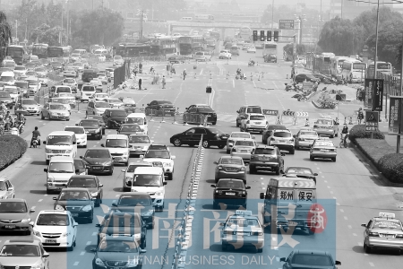 花園路封道施工，通行不暢 王春勝/攝