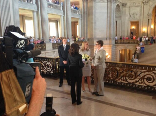 同性伴侶斯蒂爾和克里斯汀在舊金山市政廳舉行婚禮，這是自2008年加州8號(hào)提案通過(guò)以來(lái)，加州的首場(chǎng)同性婚禮。