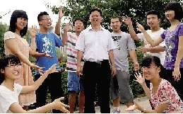 同學們用手臂連成光環(huán)，把班主任老師圍起來，表達對他的敬意和謝意。