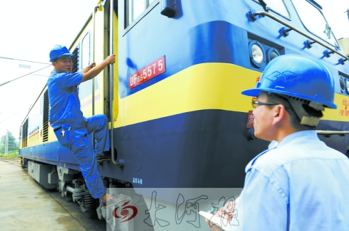 　　首發(fā)車頭以內(nèi)燃機作牽引，途中車頭、車身都會換