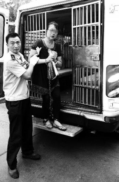 曹艷芳被帶出囚車，準(zhǔn)備到渭南市中級人民法院受審 程英晏 攝