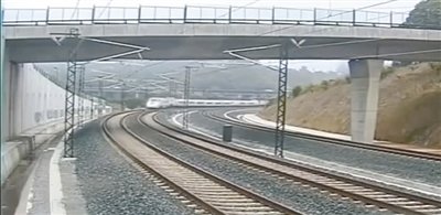時速190公里的列車通過一個限速80公里的急轉(zhuǎn)彎。
