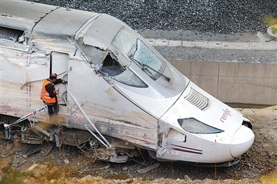 快速列車的車頭沒有受到太大損壞。