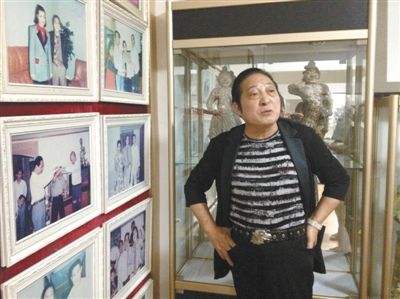 7月17日，王林向記者講述合影背后的故事。王林很樂于展示他和高官、名流的合影，但有官員曾回應(yīng)，合影不代表什么，有時候只是礙于朋友情面見他一下。新京報首席記者 張寒