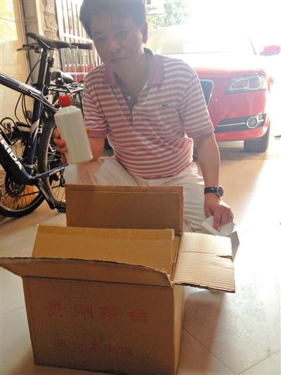 7月19日，王林的“徒弟”鄒勇向記者展示他從王林那里買到的“特供”酒。新京報首席記者 張寒