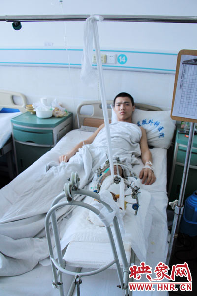 “如果有人肯幫我出4萬元的醫(yī)藥費，我愿意為他免費工作3年，多苦多累都行。”7月26日，躺在病床里上的