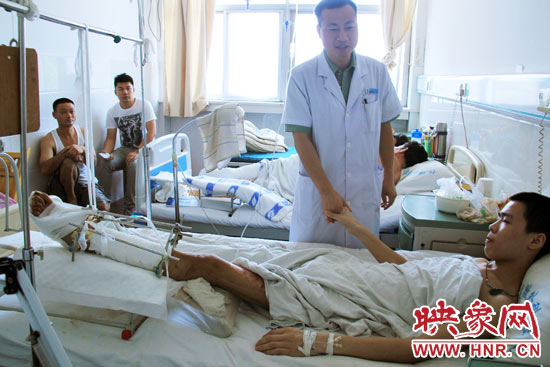 據(jù)仁濟醫(yī)院外傷科主任張明伍介紹，楊偉峰的小腿的創(chuàng)面已經(jīng)恢復(fù)得差不多了，治療情況還比較樂觀。但因為小腿