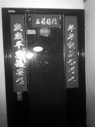 昨天22時許,被摔女童家房門緊閉,多名家屬稱,在協(xié)商處理孩子后事。新京報記者 楊鋒 攝