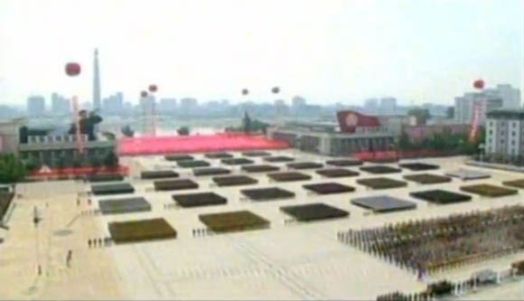 7月27日是《朝鮮停戰(zhàn)協(xié)定》簽署60周年紀(jì)念日，朝鮮在首都平壤舉行的盛大的閱兵儀式。圖為閱兵廣場。