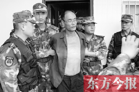 7月27日13時(shí)50分許，駐馬店市西平縣的“7·25”連環(huán)殺人案犯罪嫌疑人丁金華（左三）在禹州落網(wǎng)