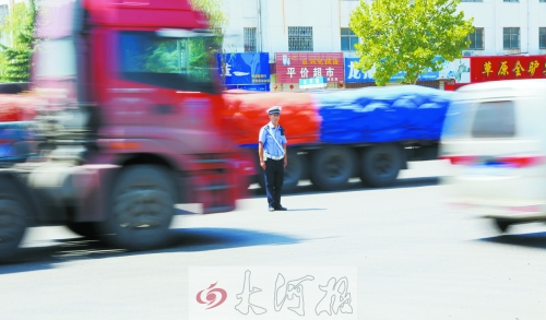 連霍高速受橋梁爆破影響禁止通車，310國道車流量迅速增加，當(dāng)?shù)亟痪块T安排大量警力保障道路暢通。