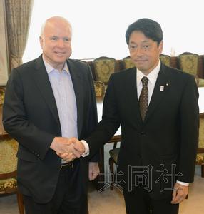 21日上午，美國(guó)共和黨資深參議員麥凱恩（左）與日本防衛(wèi)相小野寺在防衛(wèi)省會(huì)談前握手。（圖片來(lái)源：日本共