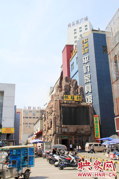 在該酒店一層的入口處，屹立著一座4層樓高的假山，氣勢(shì)雄偉。
