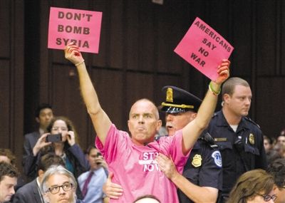 3日，美參議院外委會(huì)舉行敘利亞問(wèn)題聽(tīng)證會(huì)，民眾在現(xiàn)場(chǎng)示威，抗議美國(guó)軍事干預(yù)敘利亞。