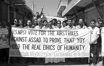 6日，敘利亞西北部的民眾打出橫幅，要求美國對敘動武。