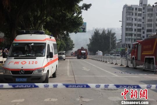 救護(hù)車(chē)現(xiàn)場(chǎng)待命?！「邩s權(quán)　攝