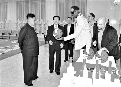 平壤，朝鮮最高領(lǐng)導(dǎo)人金正恩接待再次來(lái)訪的美國(guó)籃球明星羅德曼。