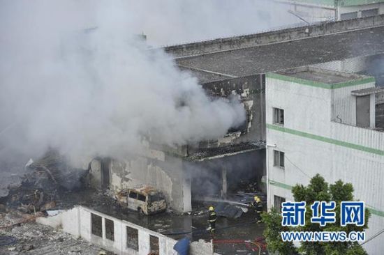 9月10日，消防人員在爆炸現場撲救火情。 新華社記者 梁旭 攝