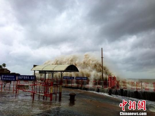 汕頭澄海萊蕪碼頭潮位猛漲，巨浪洶涌。