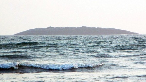 圖為在巴基斯坦靠近阿拉伯海的瓜達爾地區(qū)（Gwadar）近海600米處冒出一個小島。