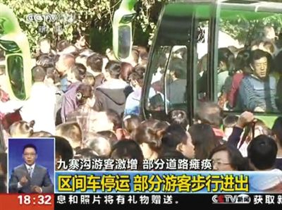 部分游客因等候時(shí)間長，強(qiáng)行攔停區(qū)間車。