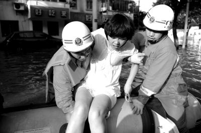 10月10日，前來(lái)余姚支援的杭州消防支隊(duì)武警官兵在南西路幫助轉(zhuǎn)移被困群眾。新華社發(fā)