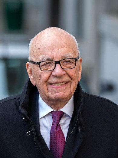 20日，從最高法院出來(lái)，默多克一臉輕松。路透社