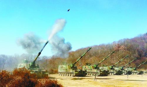 延坪島炮擊事件3周年之際，朝韓間口水仗不斷。圖為韓軍21日舉行應(yīng)對挑釁訓(xùn)練。