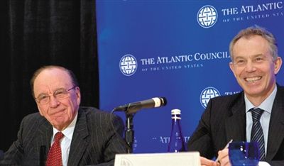 2008年，布萊爾與默多克在美國(guó)參加一國(guó)際會(huì)議。