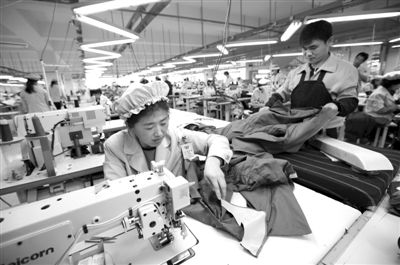 12月19日，朝鮮工人在開城工業(yè)園區(qū)工作。當日，由二十國集團（G20）的經(jīng)濟官員、國際金融組織相關(guān)負責人以及各國記者等組成的國際代表團訪問工業(yè)園區(qū)。今年4月朝鮮單方面關(guān)閉開城工業(yè)園，9月才宣布重開。新華社發(fā)