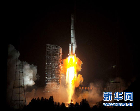 12月21日,載有玻利維亞通信衛(wèi)星的長征三號乙運載火箭點火發(fā)射。當日零時42分,我國在西昌衛(wèi)星發(fā)射中心用長征三號乙運載火箭,成功將玻利維亞通信衛(wèi)星發(fā)射升空,衛(wèi)星順利進入預(yù)定軌道。玻利維亞通信衛(wèi)星是該國擁有的第一顆衛(wèi)星。新華社記者 燕雁 攝