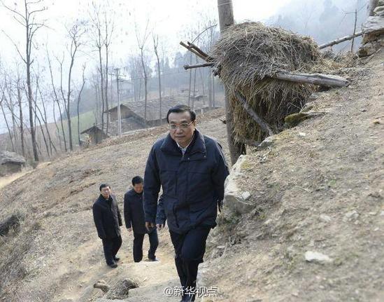 27日，李克強(qiáng)到安康旬陽(yáng)金坡村看望留守兒童。
