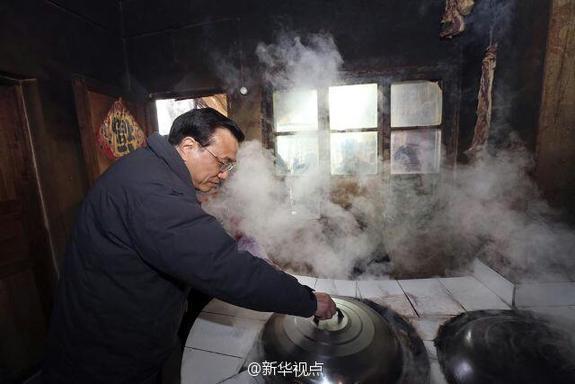 27日，李克強(qiáng)到安康旬陽(yáng)金坡村看望留守兒童。