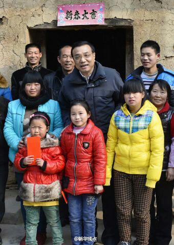 27日，李克強(qiáng)到安康旬陽(yáng)金坡村看望留守兒童。