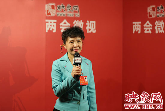 在映象網(wǎng)全國兩會北京演播室，全國人大代表、河南理工大學(xué)音樂學(xué)院副院長游吟歌做客《兩會微視》訪談.