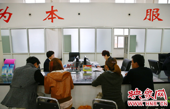 在陽光大廈一樓大廳內(nèi)，分布著人社局、民政局等與群眾利益相關(guān)的民生服務(wù)窗口。