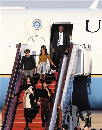 昨日下午5時(shí)30分，美國第一夫人米歇爾走出專機(jī)艙門，抵京開始訪華。與其一同來訪的家庭成員還有她的母親