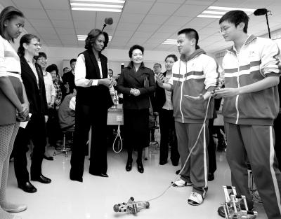 昨天上午，彭麗媛與米歇爾共同參觀北師大二附中，觀看學(xué)生們演示自己設(shè)計制作的幾何機器人。