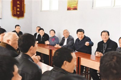 3月17日，習近平在河南省蘭考縣東壩頭鄉(xiāng)張莊村村委會與干部群眾座談，聽取意見和建議。